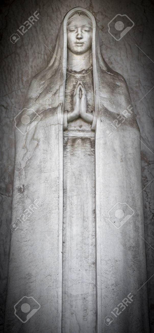 握り手を持つ古い聖母マリア像 の写真素材 画像素材 Image