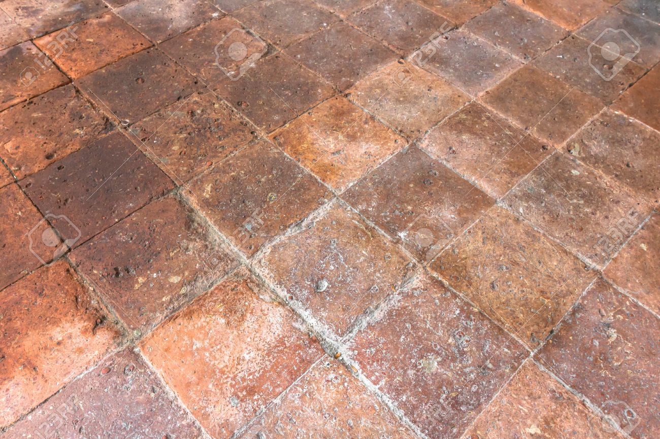 イタリアの田舎の家の中の古いタイルとテラコッタの床 の写真素材 画像素材 Image