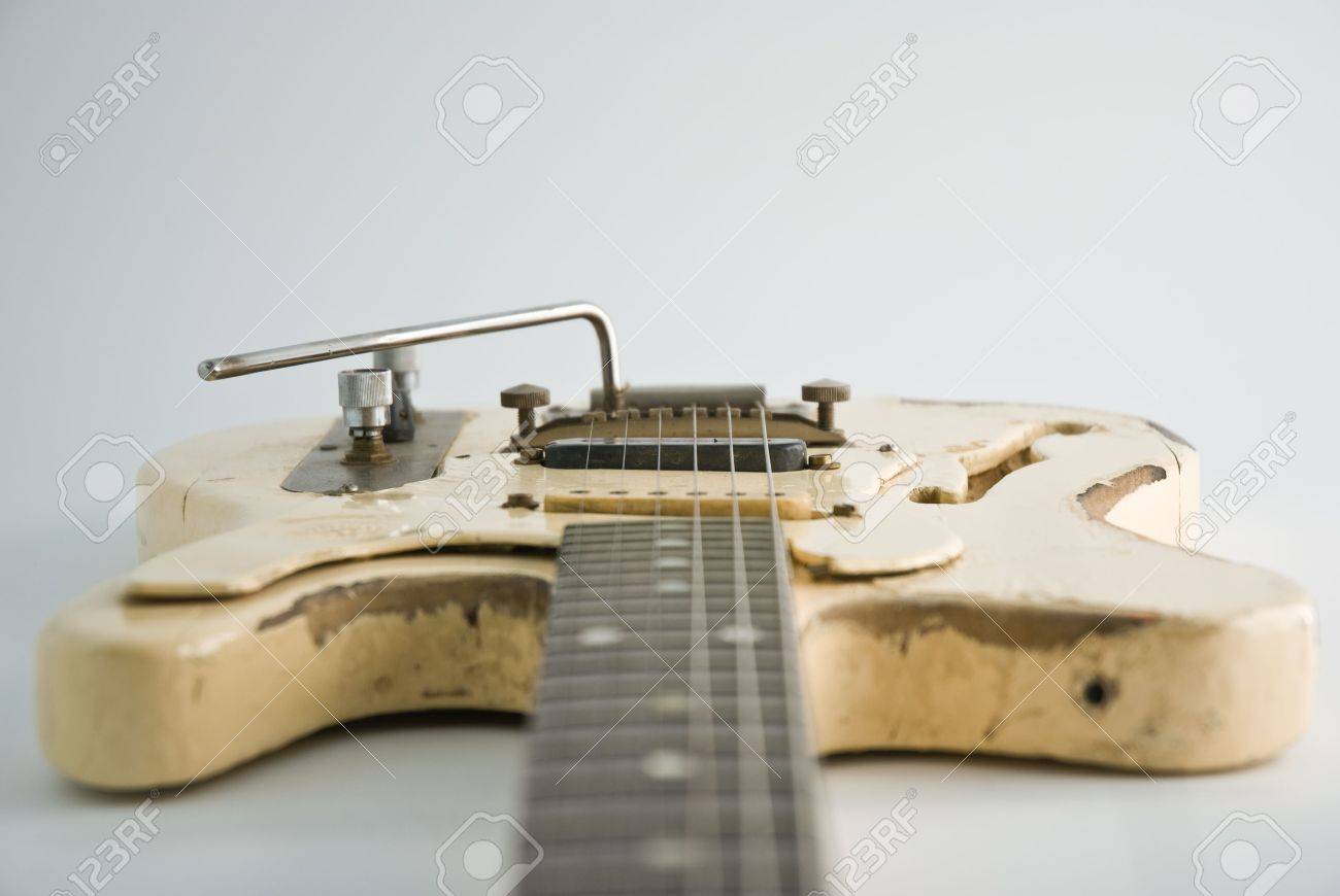 Una Usada Guitarra Eléctrica. Focus Negro En La Recolección. Fotos, Retratos, Imágenes Y De Archivo Libres De Derecho. Image 3190722.