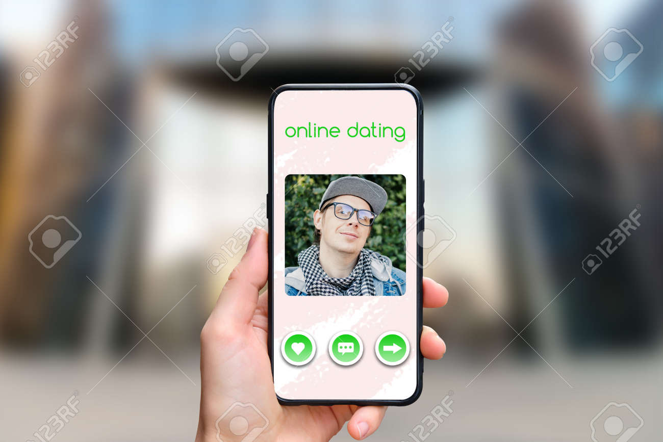 白人男性とスマートフォンのオンラインデートアプリケーションのインターフェイスの概念の写真素材・画像素材 Image 165234288