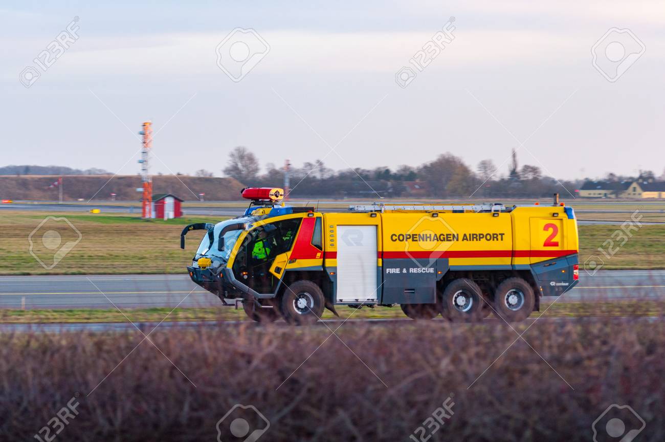 コペンハーゲン デンマーク 12 月 2 日 13 消防車コペンハーゲン カストラップ空港 の写真素材 画像素材 Image