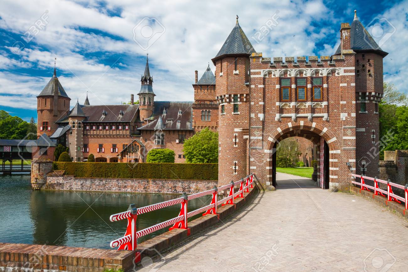 Haarzuilens オランダ 前景の橋と城 デ ハール の写真素材 画像素材 Image