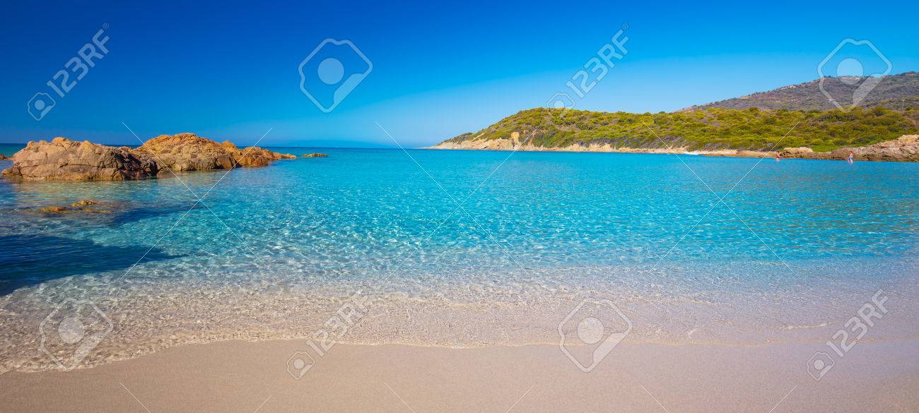 Belle Plage De Sable Avec Des Rochers Et Tourquise Eau Claire Près De Cargese Corse France Europe