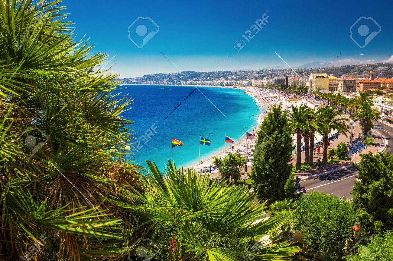 古いニースの中心地 ビーチの遊歩道沿いコートダジュール フランス