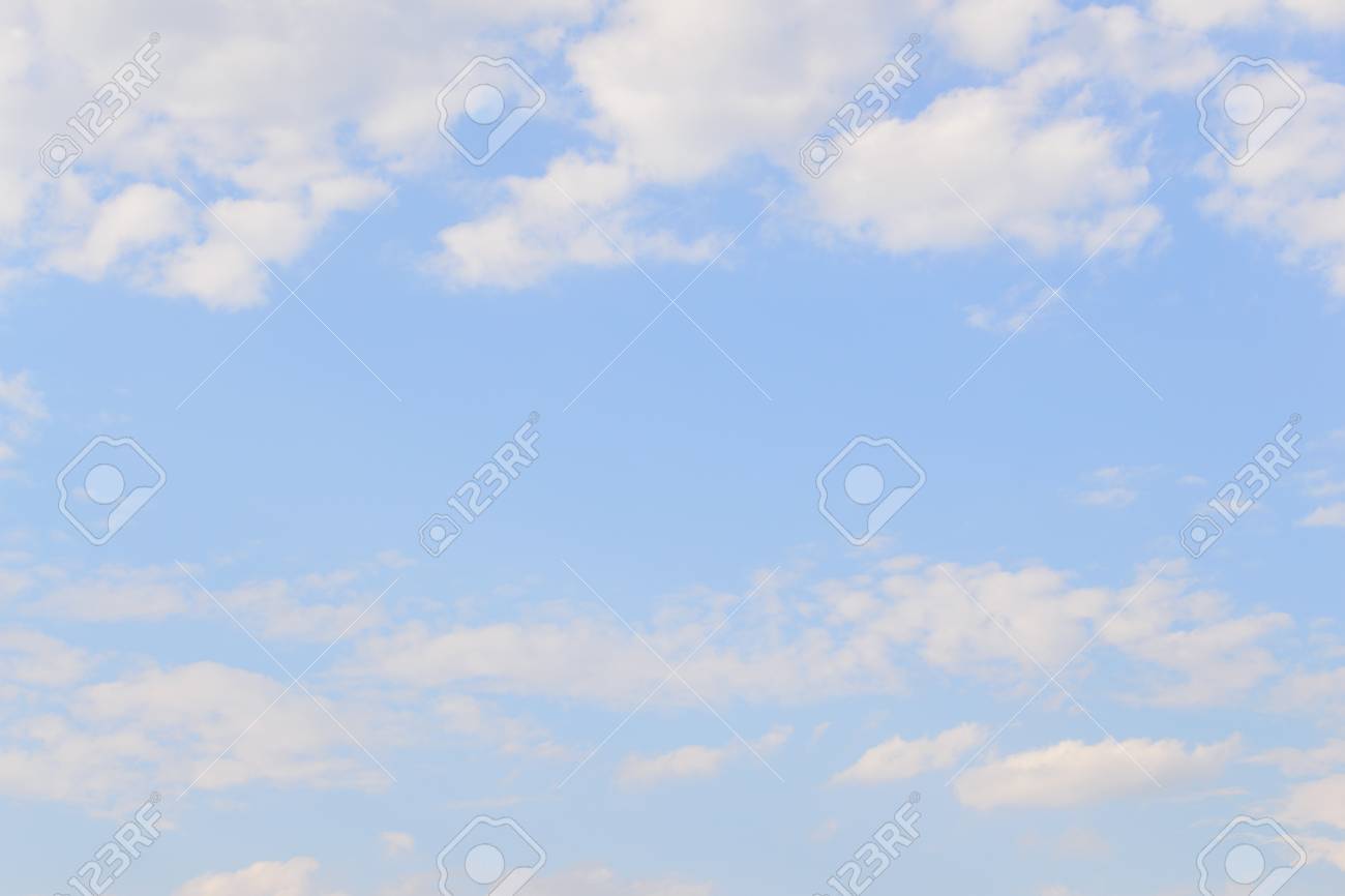 青い空と Copyspace の背景に白のふわふわの雲 の写真素材 画像素材 Image