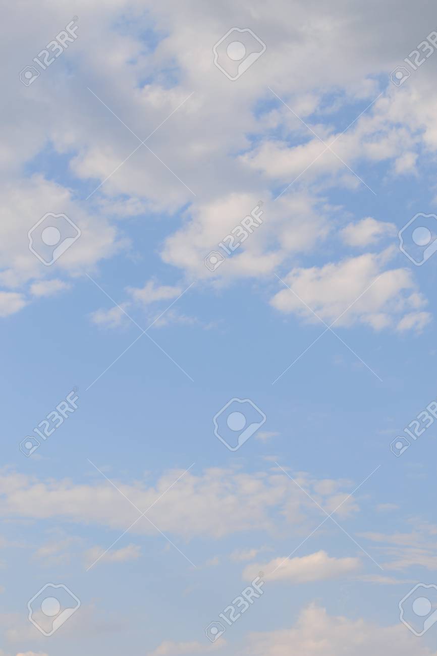 青い空と Copyspace の背景に白のふわふわの雲 の写真素材 画像素材 Image