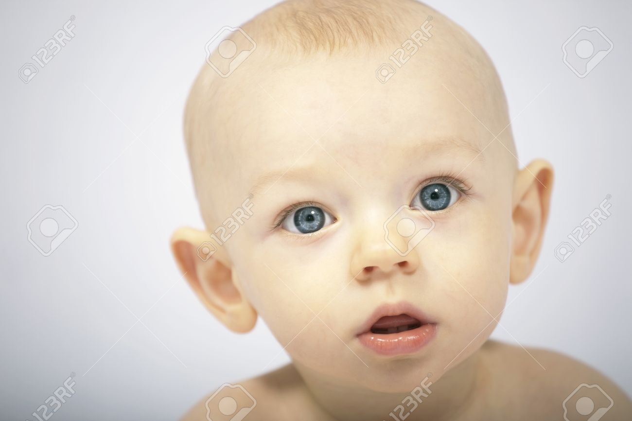 12 Mois Bebe A L Air Etonne De La Camera Banque D Images Et Photos Libres De Droits Image