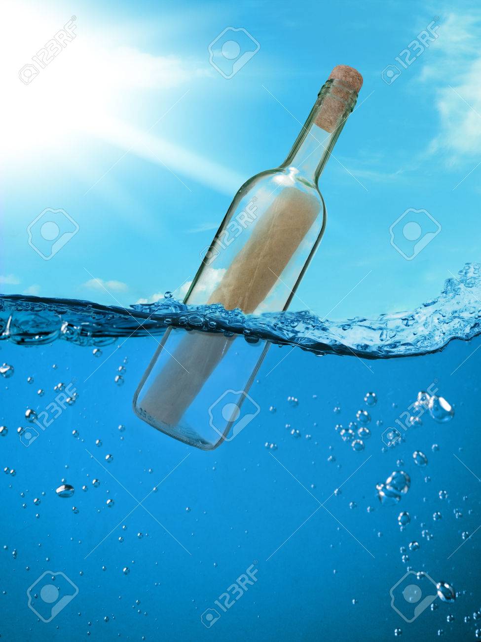 難破船からの手紙の瓶 海に浮かんで注形の瓶 の写真素材 画像素材 Image