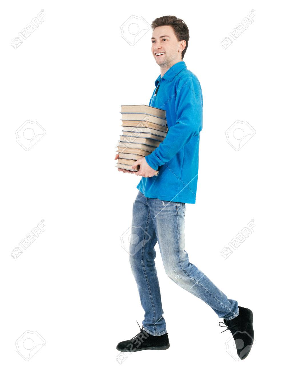 行く男の後ろ姿は 書籍のスタックを運ぶ 若い男を歩いています リア人のコレクションを表示します 人の裏面表示 白い背景に分離されました 暖かいセーターの男は満面の笑みで本を運ぶ の写真素材 画像素材 Image