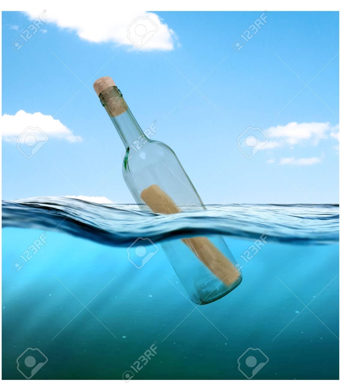 難破船からの手紙の瓶 海に浮かんで注形の瓶 の写真素材 画像素材 Image
