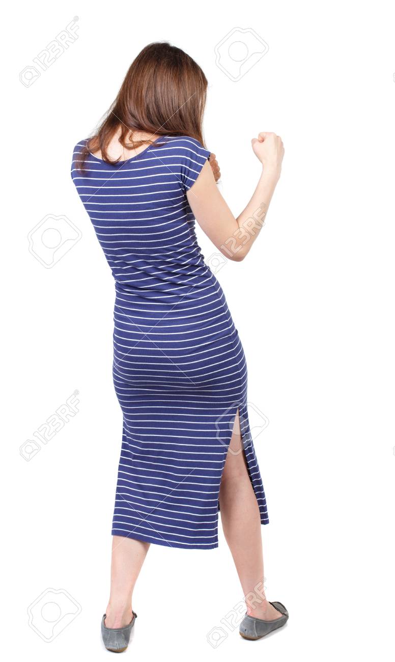 Magere Vrouw Grappige Gevechten Zwaait Met Zijn Armen En Benen Geisoleerde Over Witte Achtergrond De Brunette In Een Blauwe Gestreepte Jurk Staat Zijwaarts En Vechten Met Hun Vuisten Royalty Vrije Foto Plaatjes Beelden