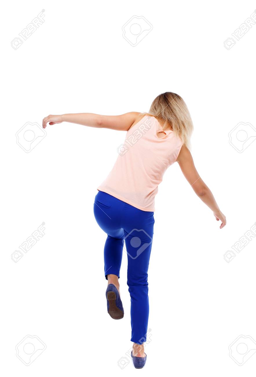 ふん女 若い女性を分散します。または落下女性をかわします。白い背景に分離されました。ピンクのシャツを踏んで片足で金髪。の写真素材・画像素材 Image  62245383