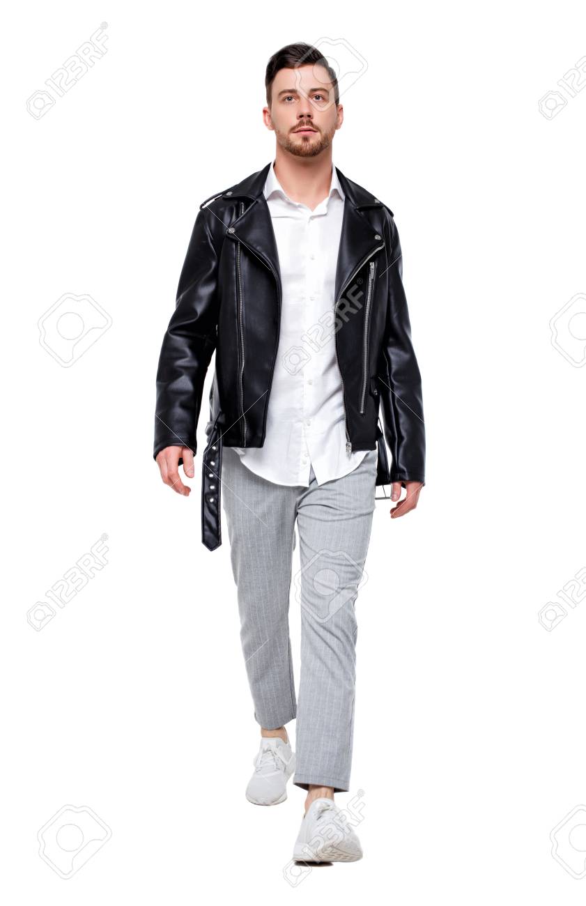 девушка в коротком платье со спины. идущий человек спереди фото. походка женщины. человек идет вид спереди. прогулка пешком.