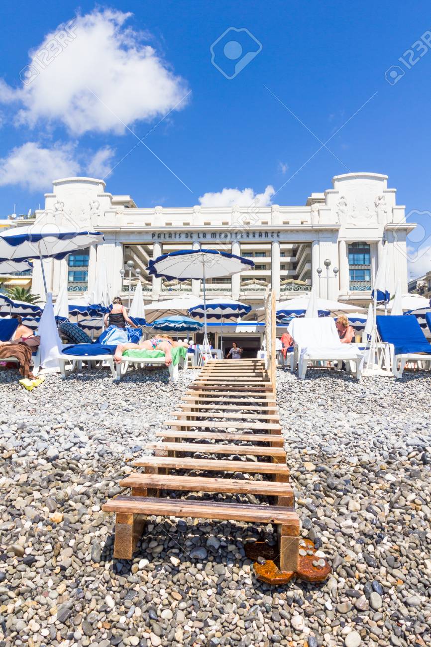 ニース フランス 8 月 23 日 観光客は 15 年 8 月 23 日ニース フランスのビーチで天気の良い日を楽しむ ビーチとウォーター フロント アベニュー プロムナード デ ザングレは 完全にほぼすべての年です の写真素材 画像素材 Image
