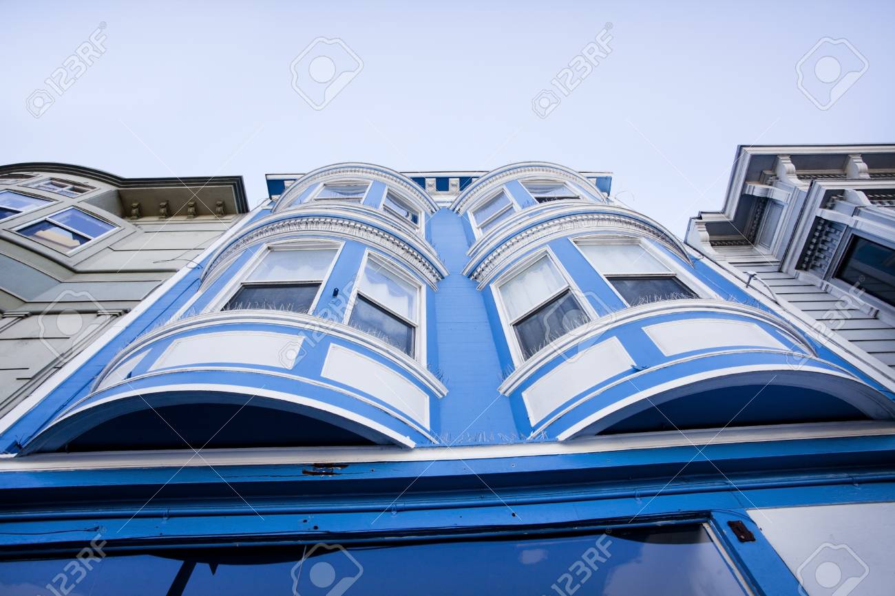 伝統的なサンフランシスコ カリフォルニア州ビクトリア朝様式の出窓 低角度のビュー の写真素材 画像素材 Image