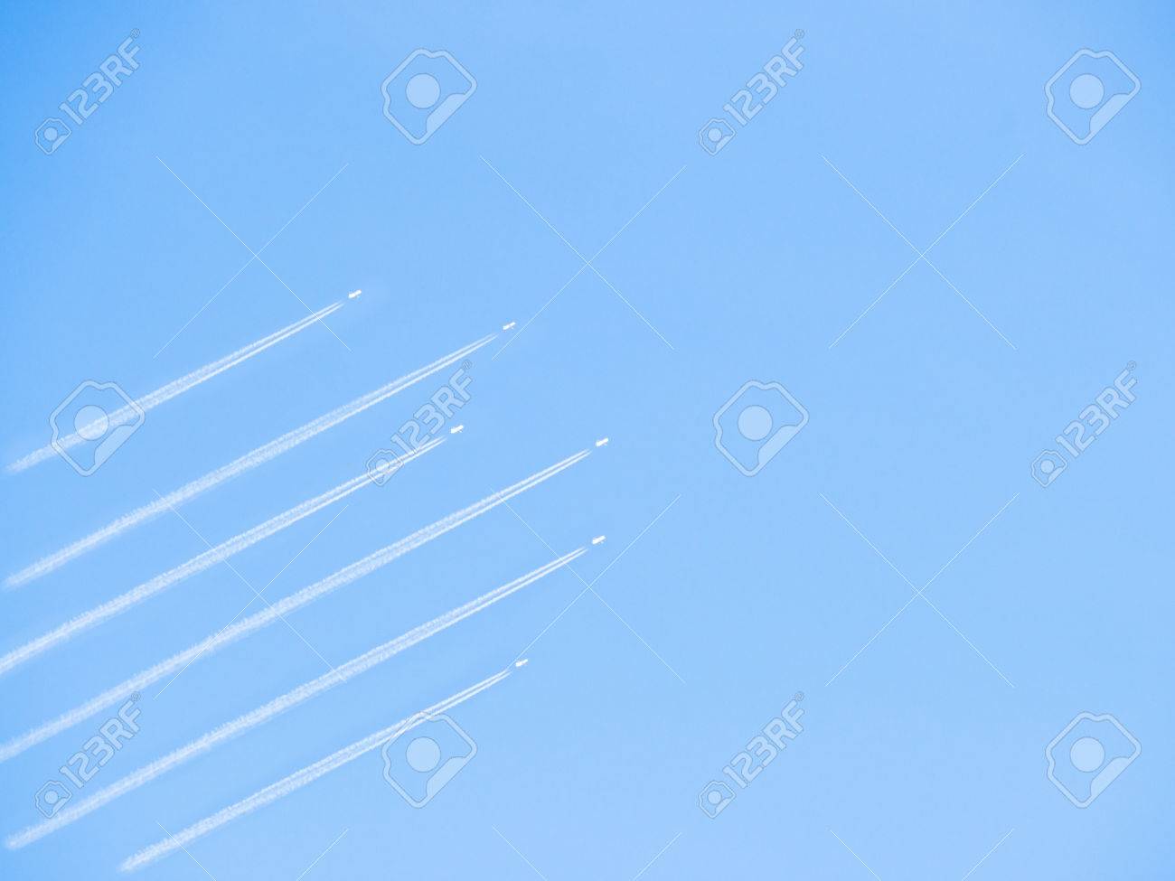 空のケムトレイル 飛行機雲と多くの飛行機をイメージ の写真素材 画像素材 Image 空のケムトレイル 飛行機雲と多くの飛行機をイメージ の写真素材 画像素材 Image