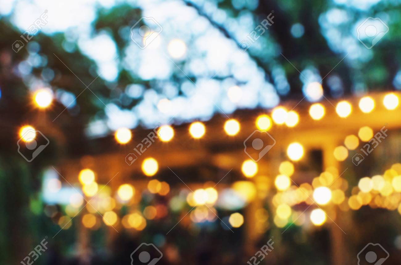都会の夜の庭で前夜祭の光ボケを抽象化 光の背景をぼかし ヴィンテージ色のトーン 映画祭休日明るい背景の概念 の写真素材 画像素材 Image