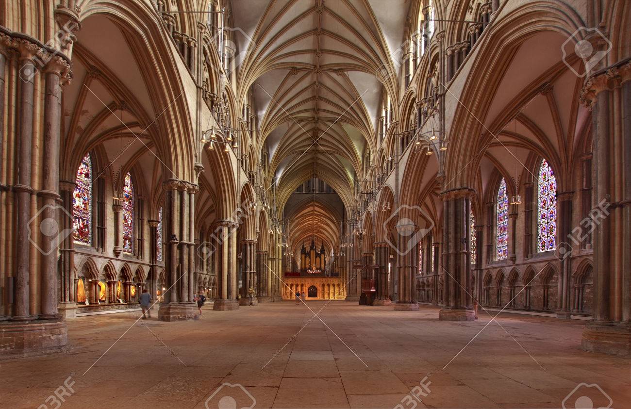 このリンカン大聖堂の身廊の内部ビューは この中世の建物の壮大さを示しています の写真素材 画像素材 Image