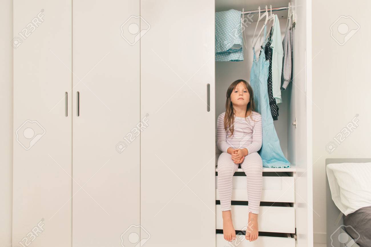ребенок сидит в шкафу