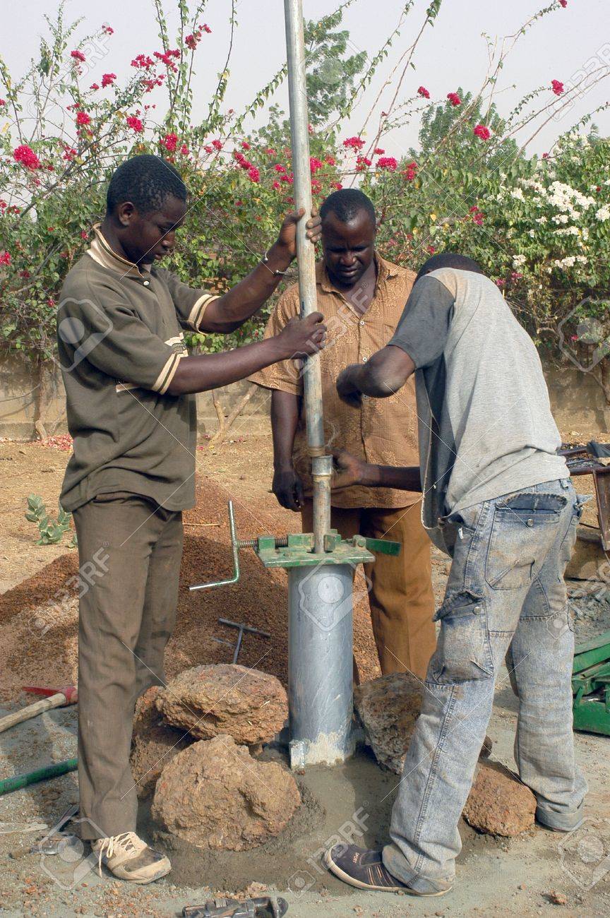 水は表面のいくつかアフリカでは 地面の下の 40 メートル 人道支援団体の資金を調達し インストール ポンプ村の生活は この水を描画するために の写真素材 画像素材 Image