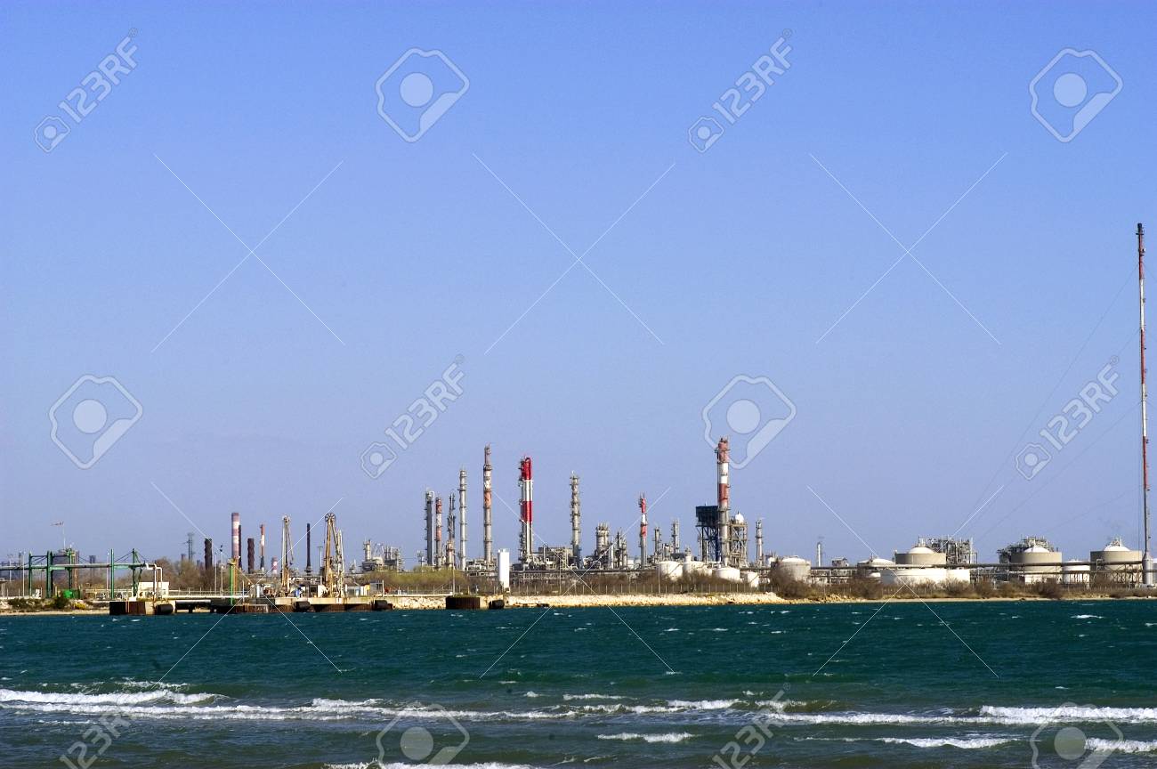 マルセイユにおける石油化学産業 の写真素材 画像素材 Image