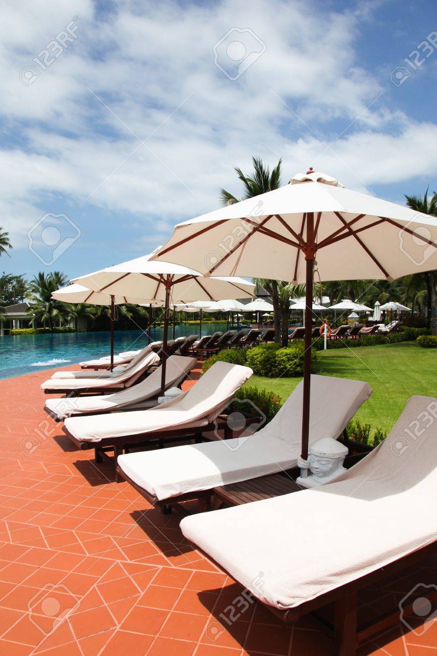 タイの熱帯リゾートのプールサイドのデッキチェア の写真素材 画像素材 Image