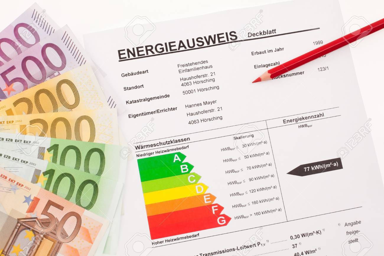 1 つの家族 オーストリアの証明 ユーロ紙幣と赤ペン の写真素材 画像素材 Image