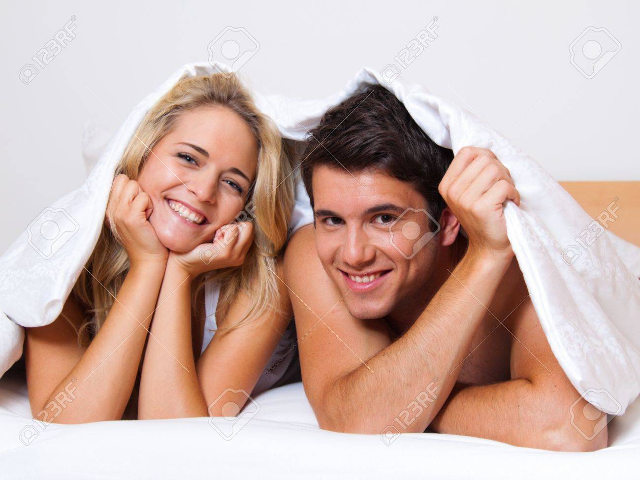 Paar Hat Spaß Im Bett Lachen, Freude Und Erotik Im Schlafzimmer ... Paar Hat Spaß Im Bett Lachen, Freude Und Erotik Im Schlafzimmer ...