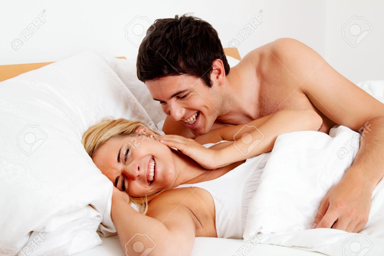 Paar Hat Spaß Im Bett Lachen, Freude Und Erotik Im Schlafzimmer ... Paar Hat Spaß Im Bett Lachen, Freude Und Erotik Im Schlafzimmer ...