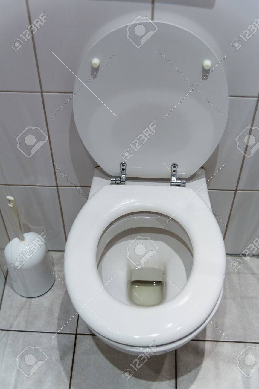 開いている便座のアパートのトイレ の写真素材 画像素材 Image