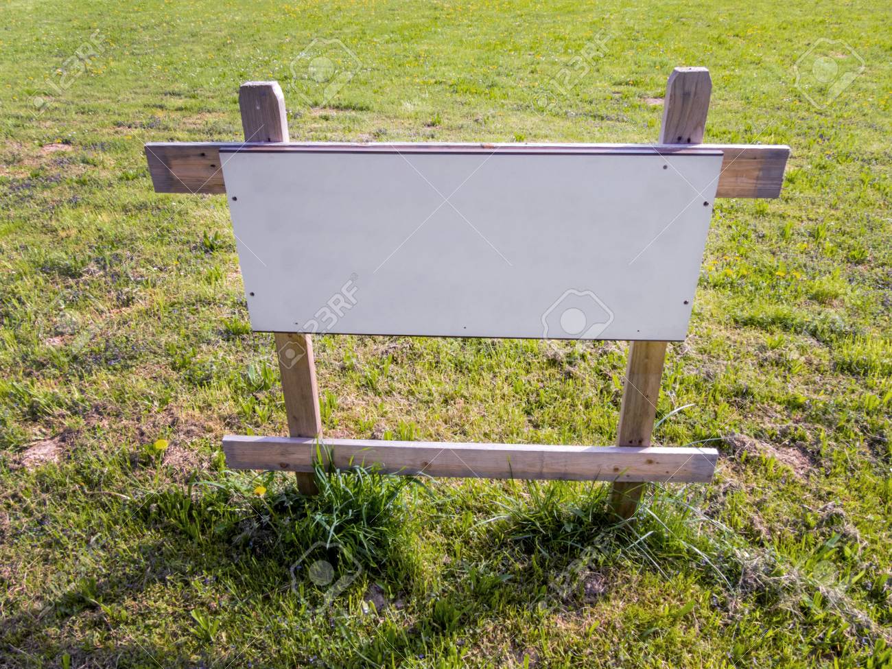 In Einer Wiese Steht Ein Schild Bauen Fur Haus Zu Verkaufen