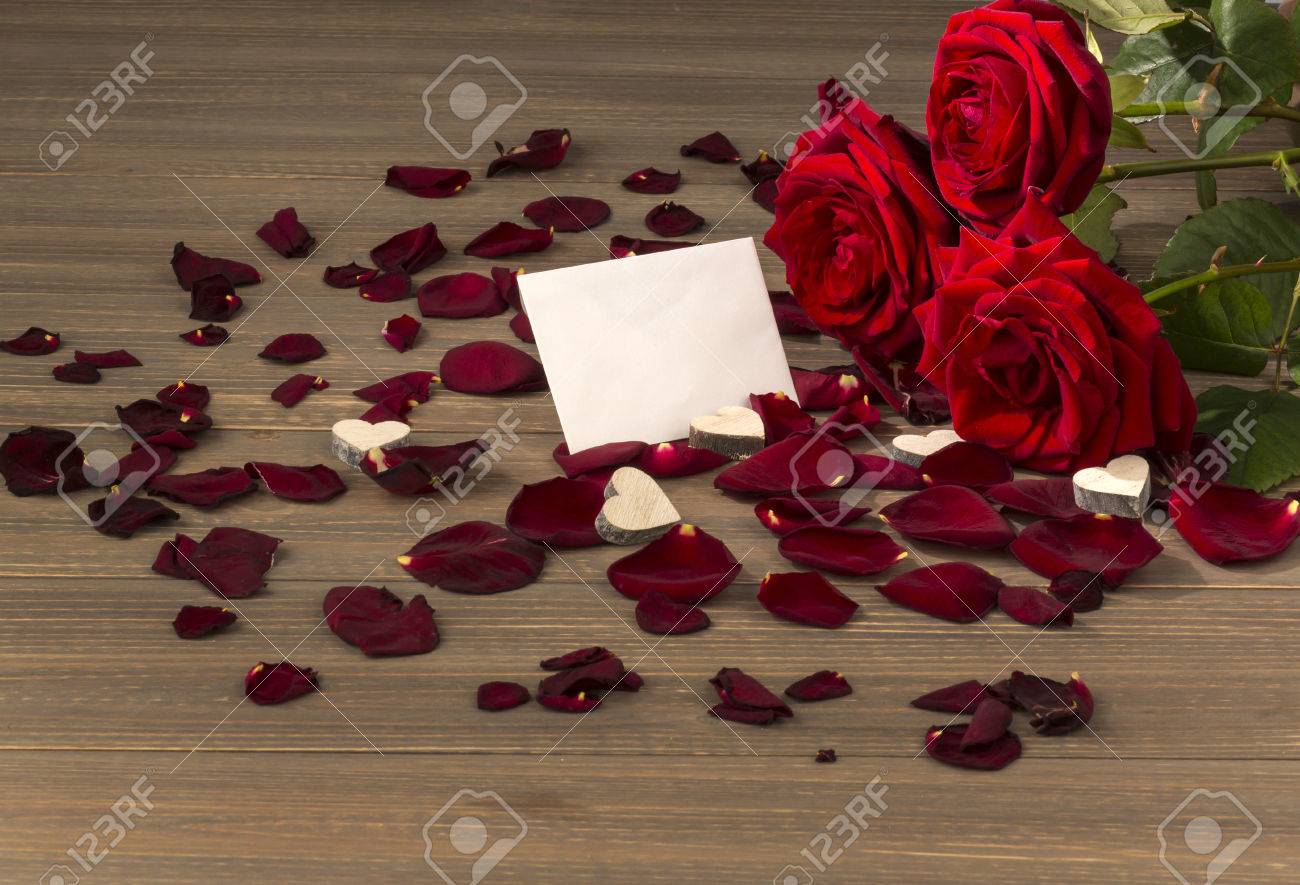 Roses Comme Cadeau Et Surprise Pour Un Parti Photo Symbolique Pour L Anniversaire Le Jour De Mere Amour Le Jour De Valentine Banque D Images Et Photos Libres De Droits Image