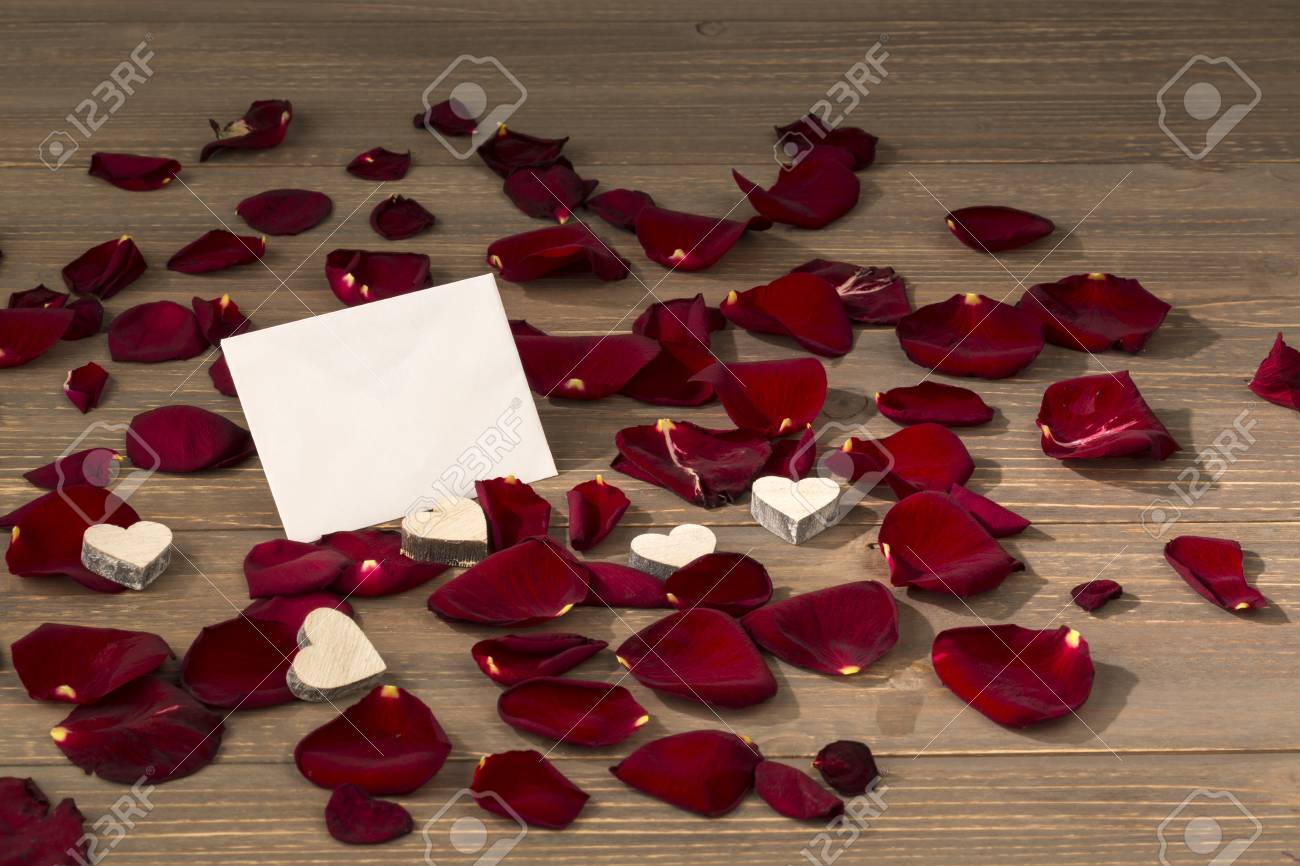 Roses Comme Cadeau Et Surprise Pour Un Parti Photo Symbolique Pour L Anniversaire Le Jour De Mere Amour Le Jour De Valentine Banque D Images Et Photos Libres De Droits Image
