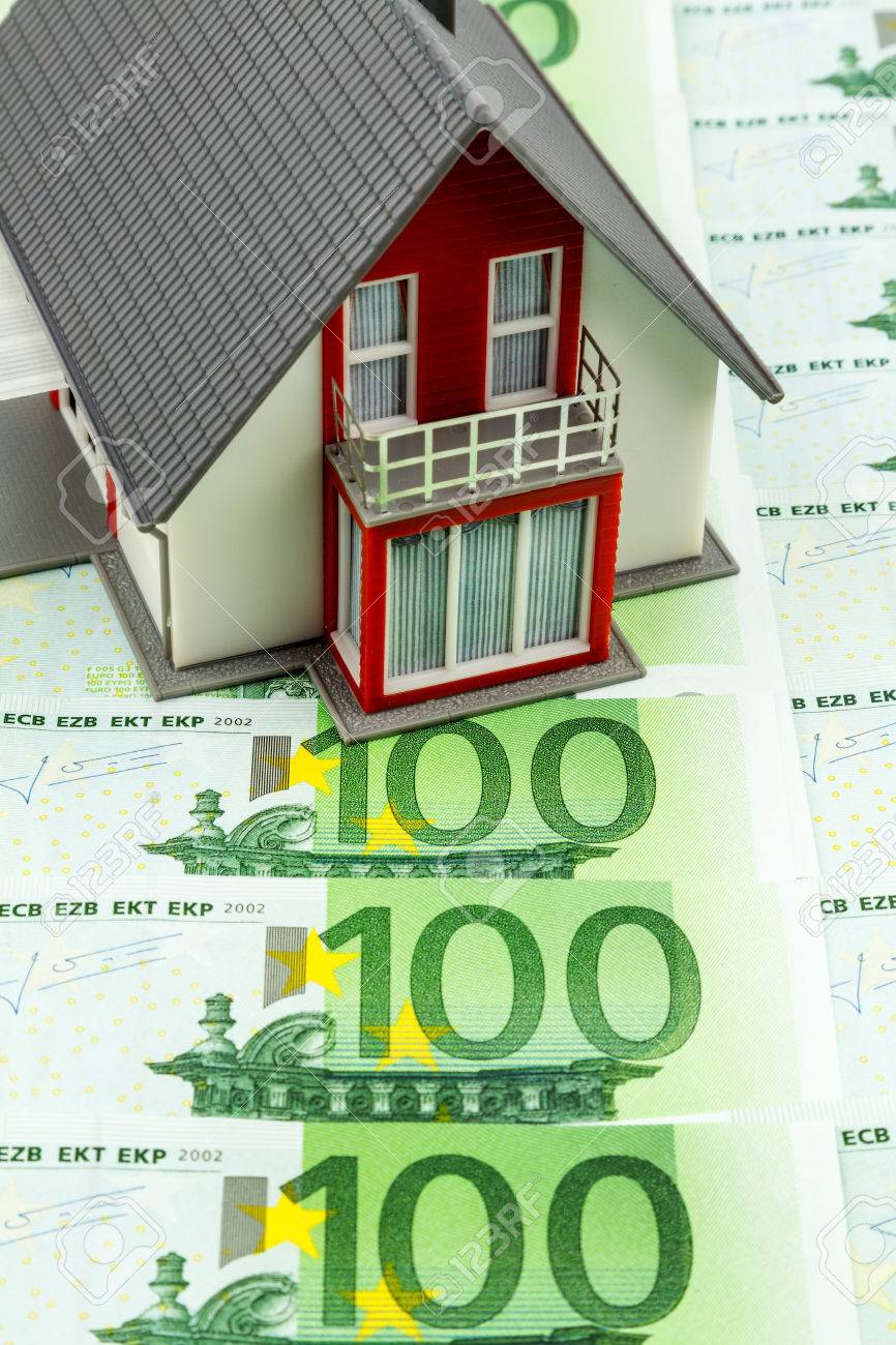 Wohnhaus Auf Banknoten Symbolfoto Fur Hauskauf Finanzierung