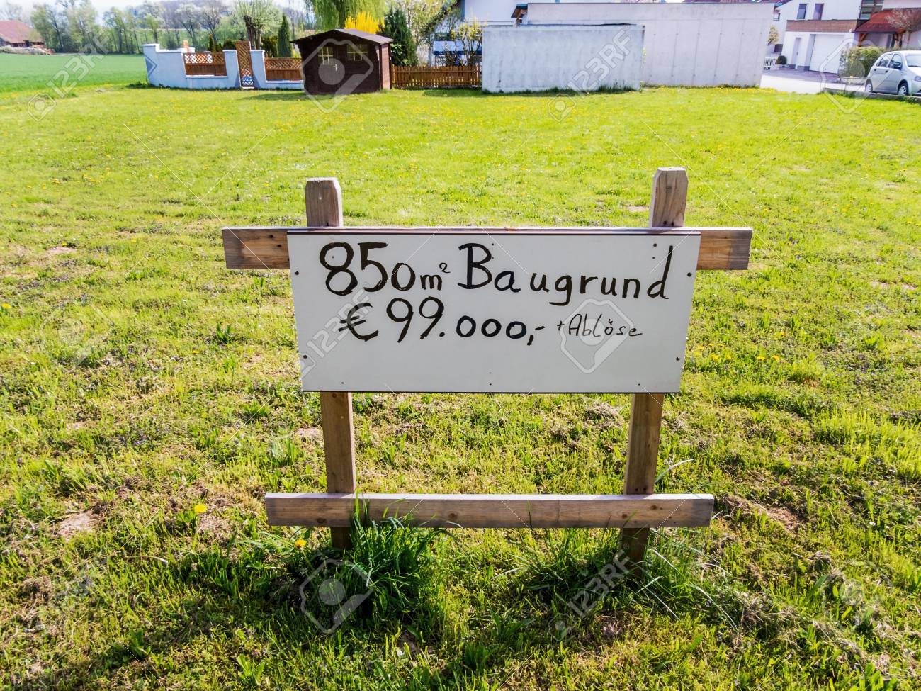 Auf Einer Wiese Steht Ein Schild Bauen Fur Haus Zu Verkaufen