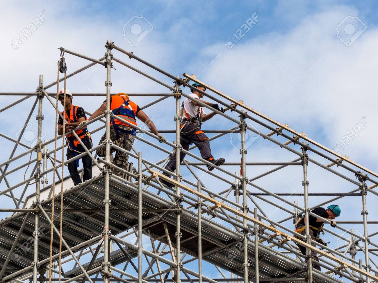 Trabalhador Da Construção Civil Em Casa Em Construção. Trabalhador Da  Construção De Um Homem, Um Local De Trabalho. Retrato Do Con Imagem de  Stock - Imagem de trabalhador, projeto: 276287715