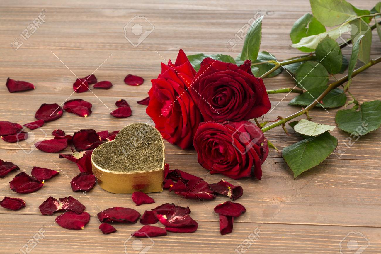 Roses Comme Un Cadeau Et Une Surprise Pour Une Fete Photo Icone Pour Anniversaire Le Jour De Mere L Amour La Saint Valentin Banque D Images Et Photos Libres De Droits Image