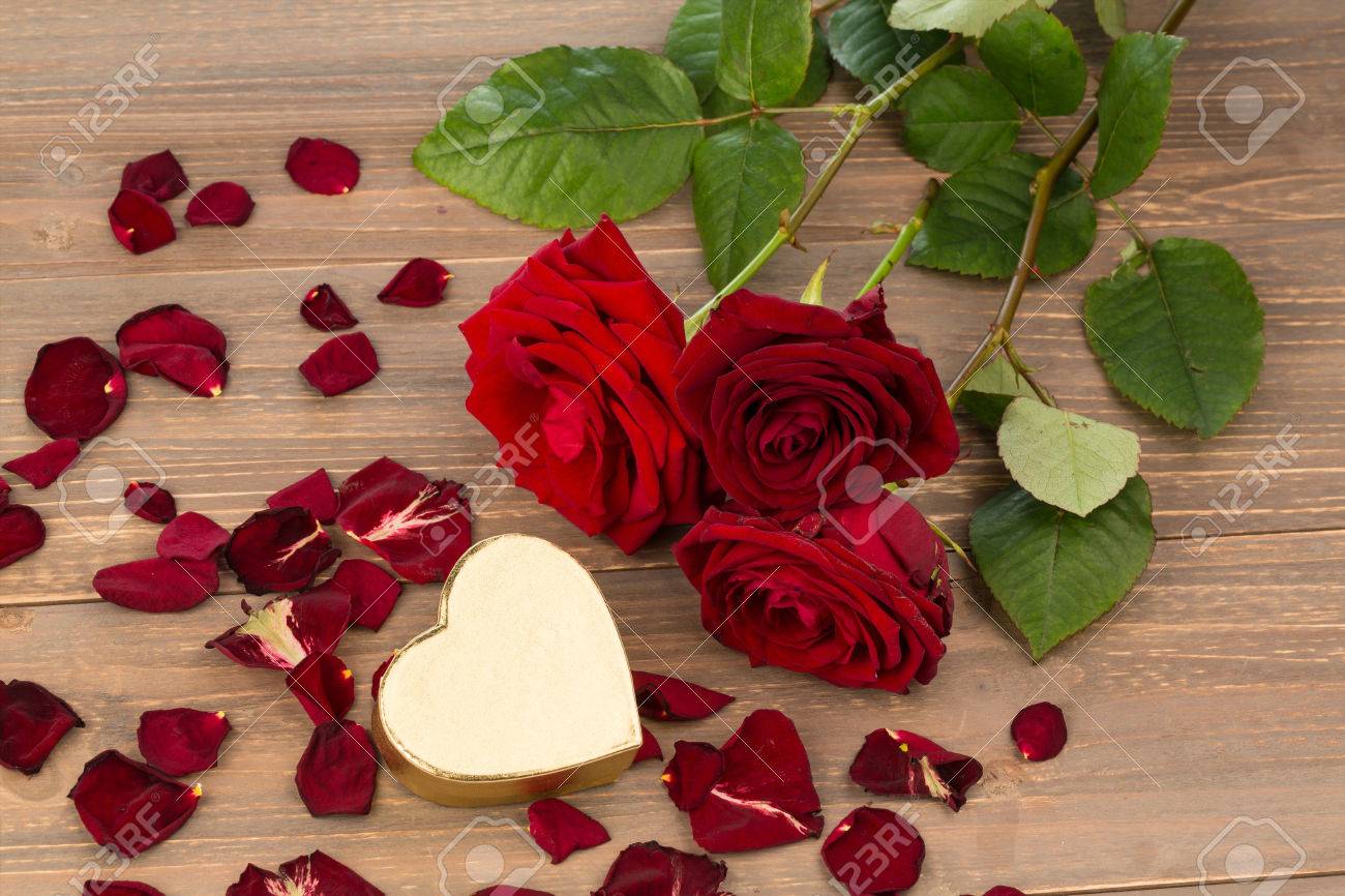 Roses Comme Un Cadeau Surprise Et A Une Fete Photo Symbolique Pour L Anniversaire Le Jour De Mere Amour Le Jour De Valentine Banque D Images Et Photos Libres De Droits Image