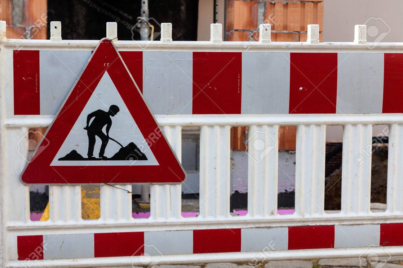 Der Schutz Der Strasse Auf Einer Baustelle Zeichen Mit Bauarbeiter Lizenzfreie Fotos Bilder Und Stock Fotografie Image