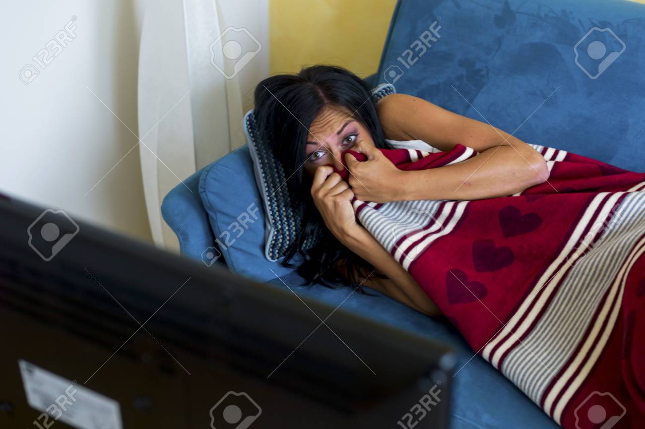 女性は悲しい映画を見る の写真素材 画像素材 Image