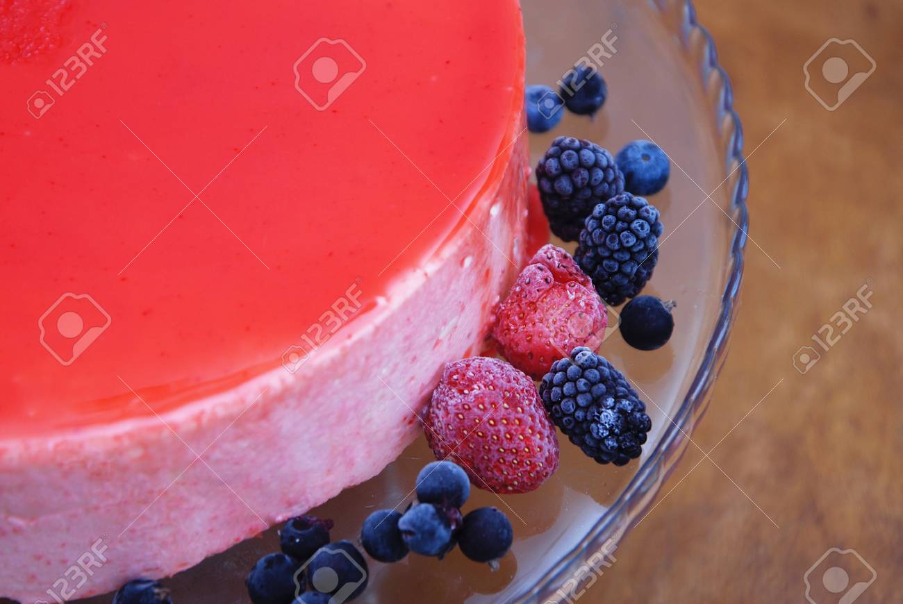 ミラーグレーズで覆われたレッドベリームースケーキ クローズアップ イチゴとブルーベリー の写真素材 画像素材 Image
