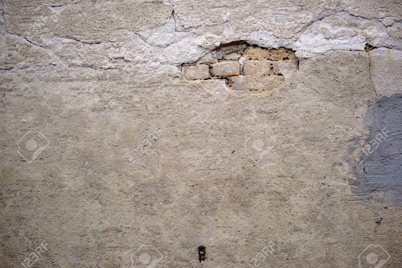 Las Capas De Yeso Desmoronadas De Una Pared Vieja Con Puntos De