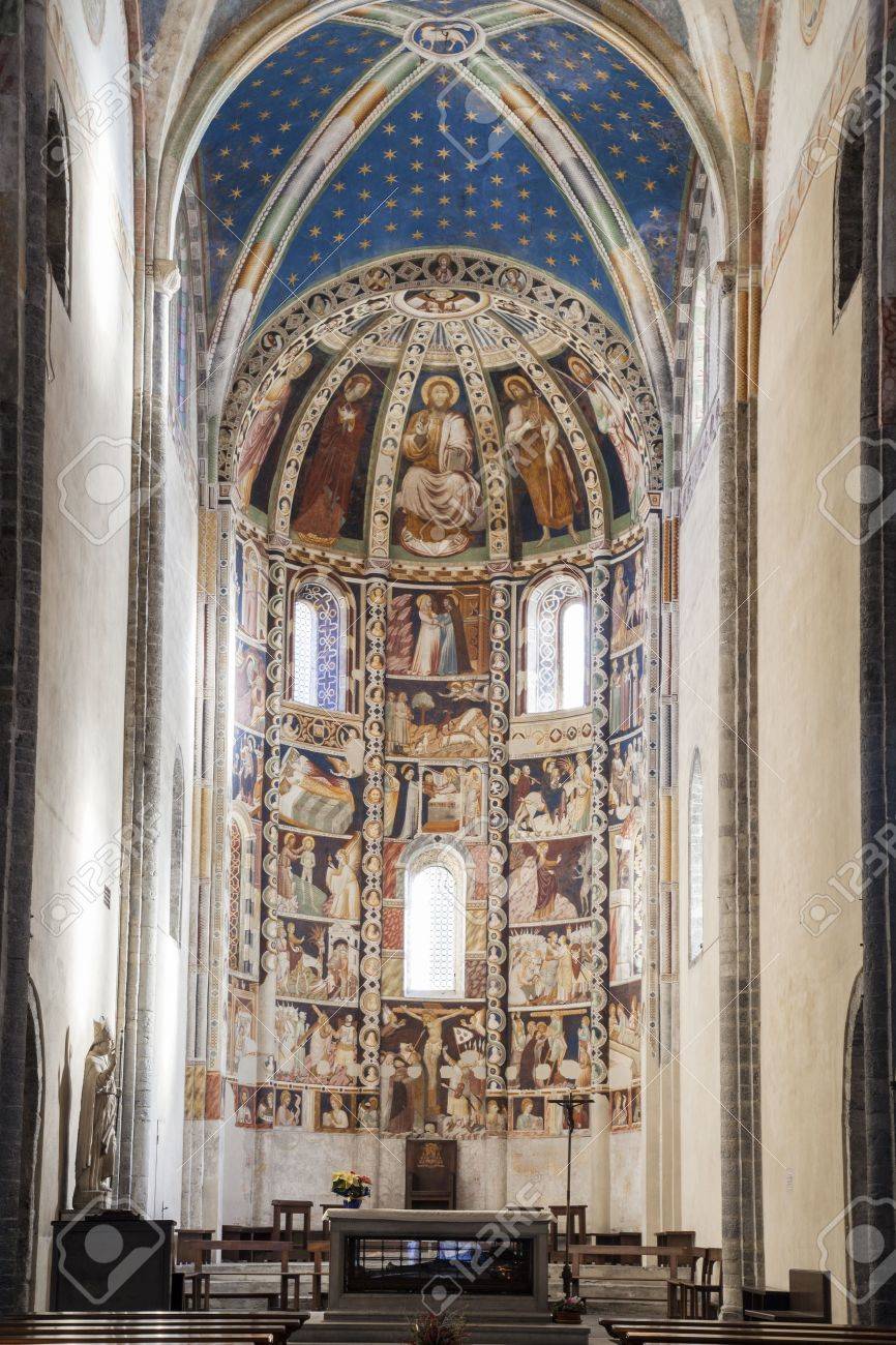Die Basilika Im Romanischen Stil, Ist Aus Grauem Stein Moltrasio Das ... Die Basilika Im Romanischen Stil, Ist Aus Grauem Stein Moltrasio Das ...