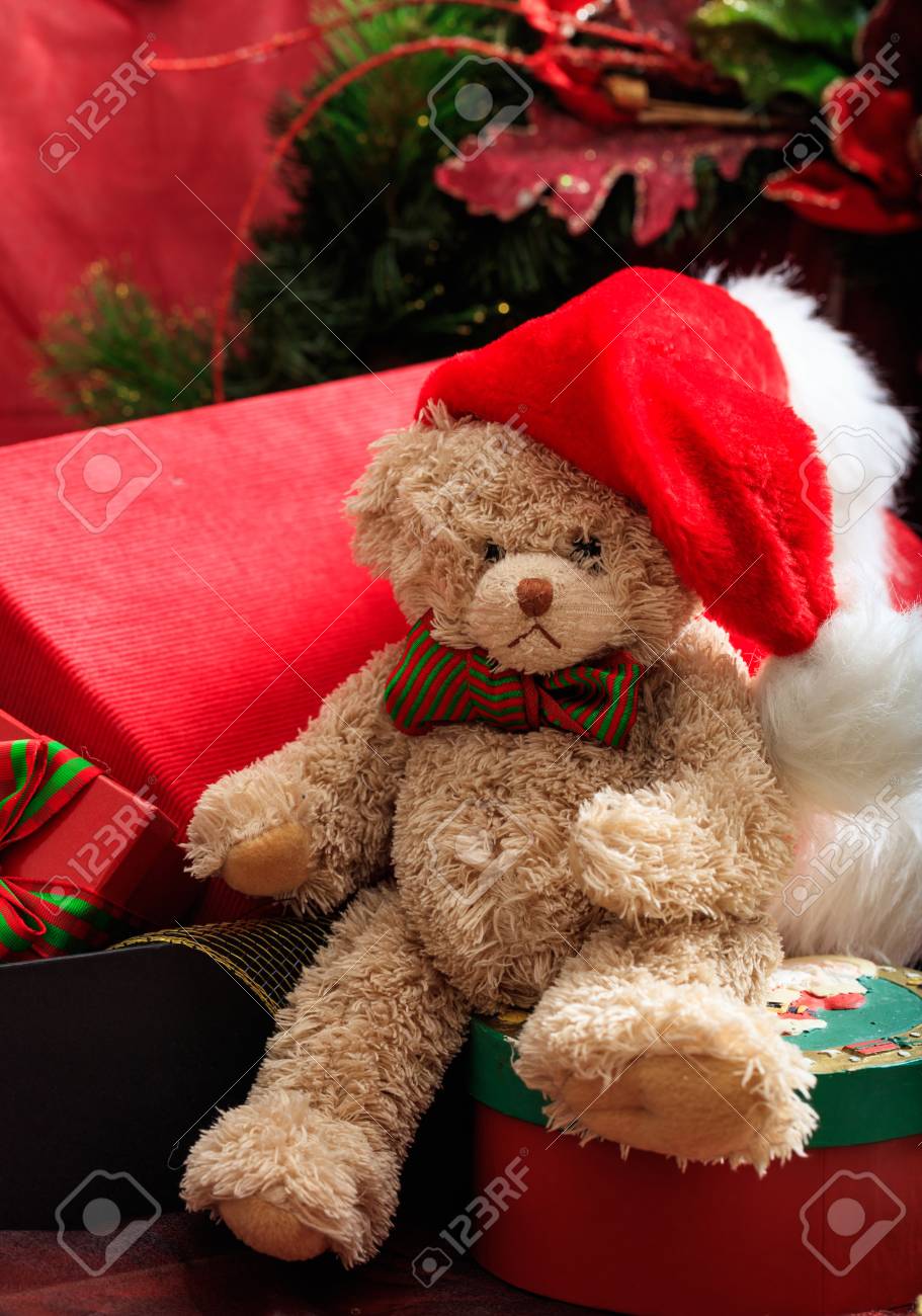 Decoración De Navidad, Oso De Peluche Festivo Y Regalos Fotos, Retratos, Imágenes Y Fotografía De Archivo Libres De Derecho. Image 85562138.