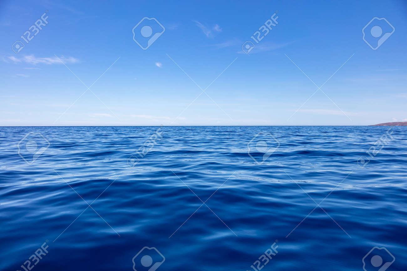 푸른 하늘 배경에게 해 지중해 그리스에 잔물결 작은 구름이 있는 바다 수면 깊고 푸른 잔잔한 로열티 무료 사진, 그림, 이미지 그리고  스톡포토그래피. Image 182453334