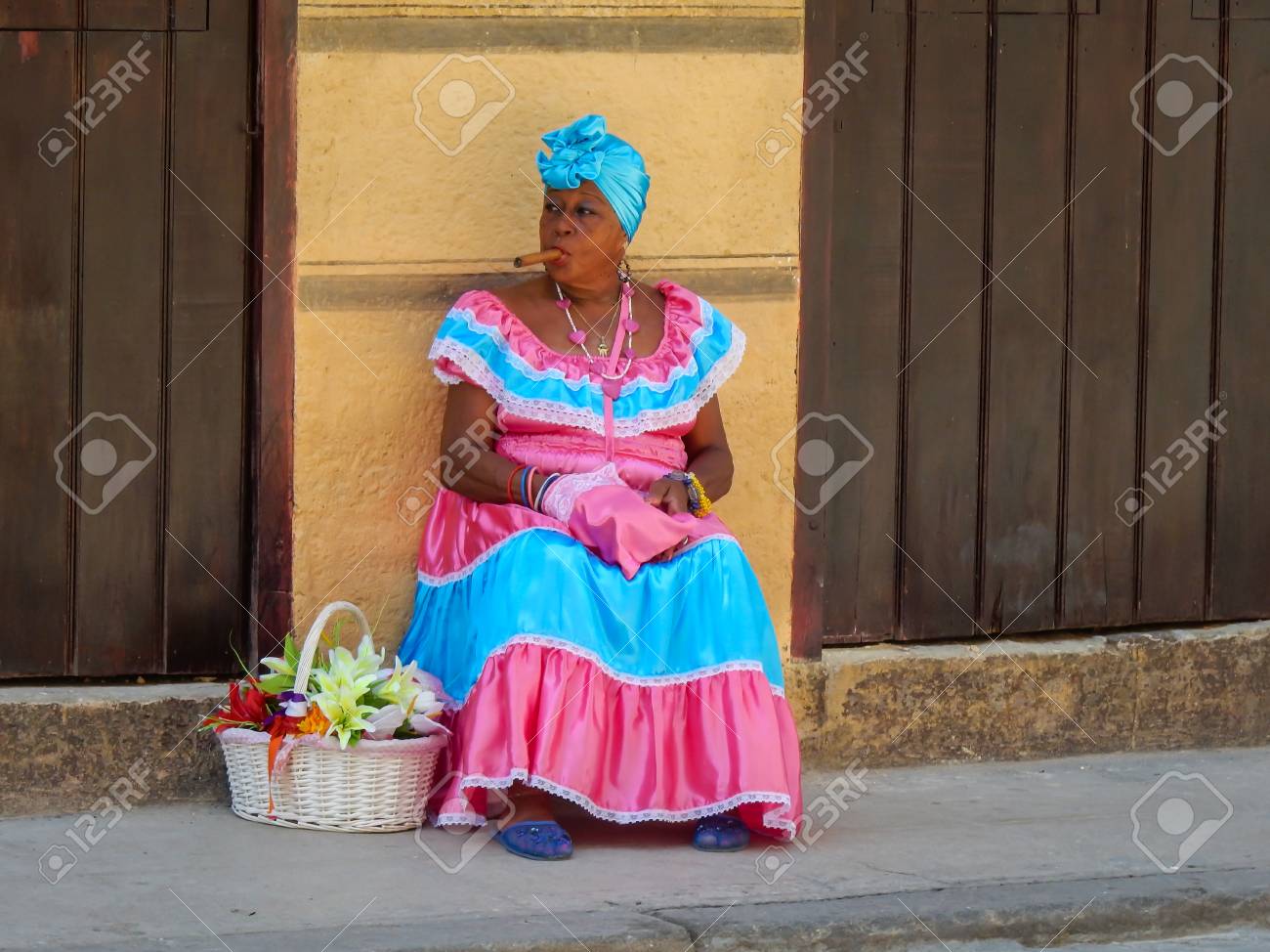 Uma Mulher Cubana Típica Com Vestido Tradicional Que Fuma Um Charuto Em Uma Rua (05 2016, Havana, Cuba). Fotos, Retratos, Imágenes Y Fotografía De Archivo Libres Derecho. Image 93497812.