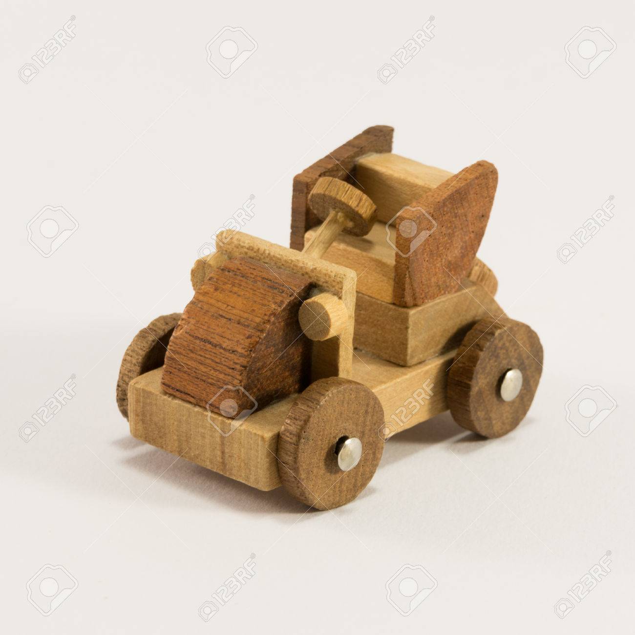 vieille voiture miniature