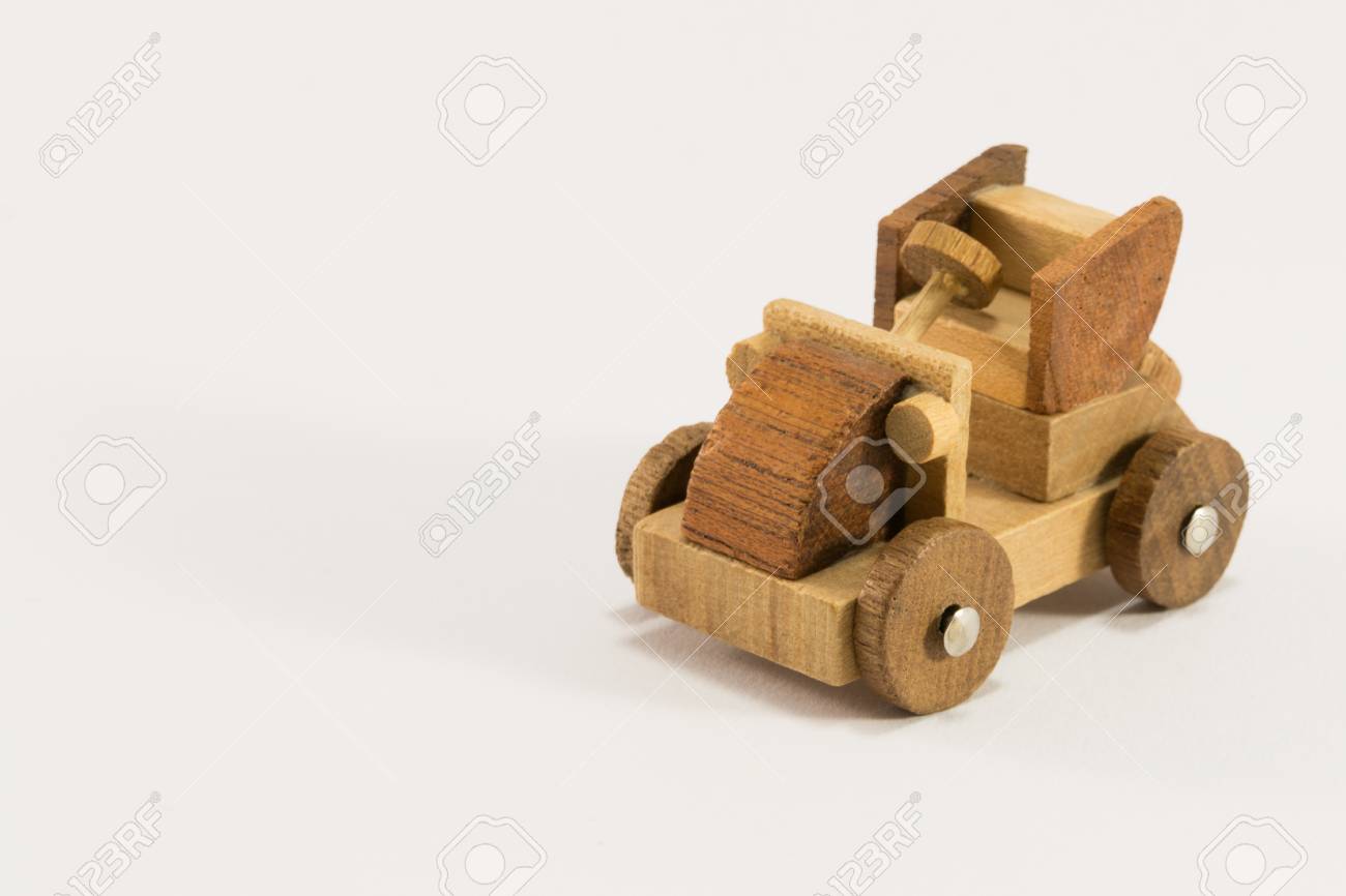 voiture en bois miniature