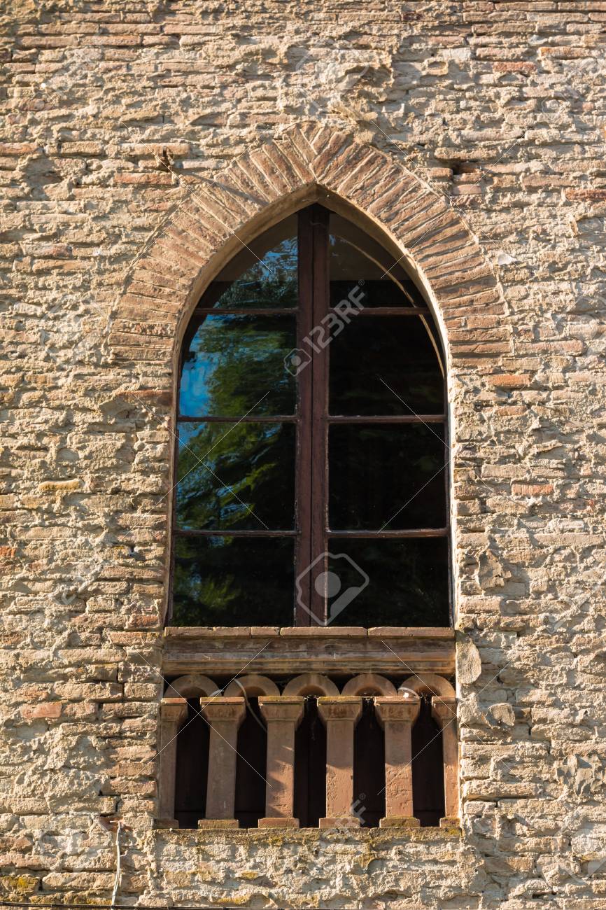 ヨーロッパのゴシック建築の城の窓 の写真素材 画像素材 Image