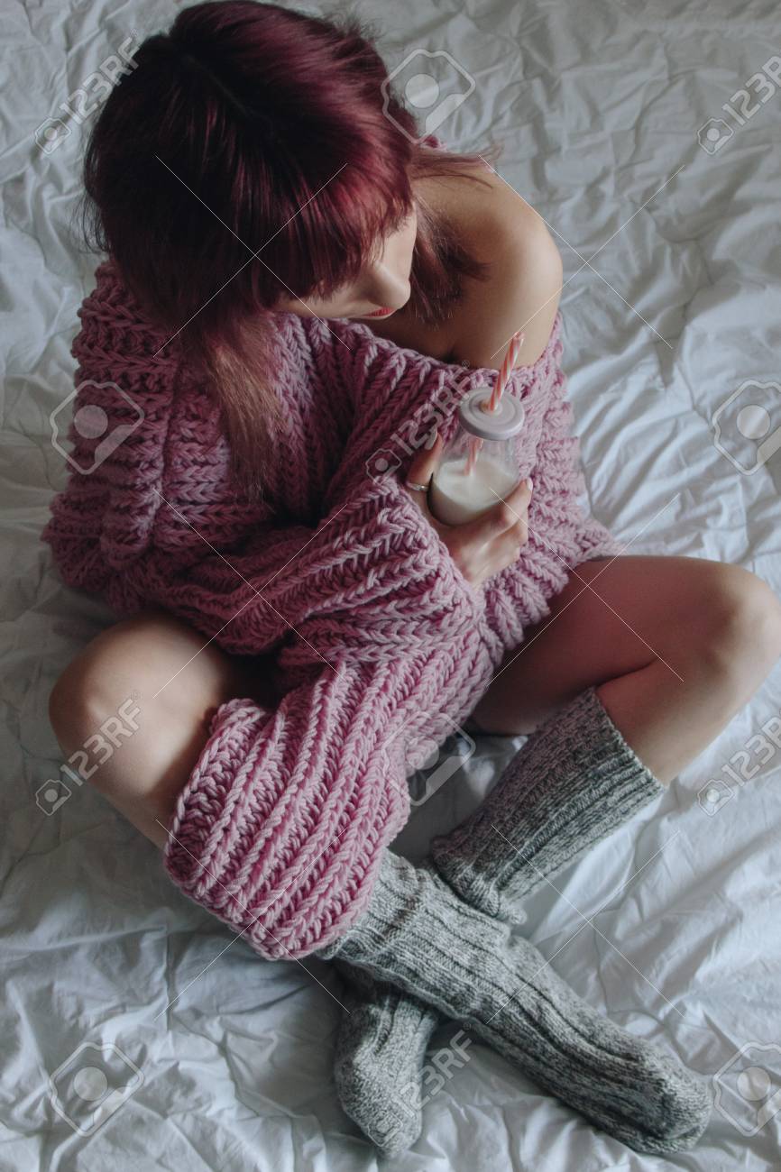Belle Jeune Femme Avec Des Tatouages En Pull Oversize Rose Appréciant Le Matin Au Lit